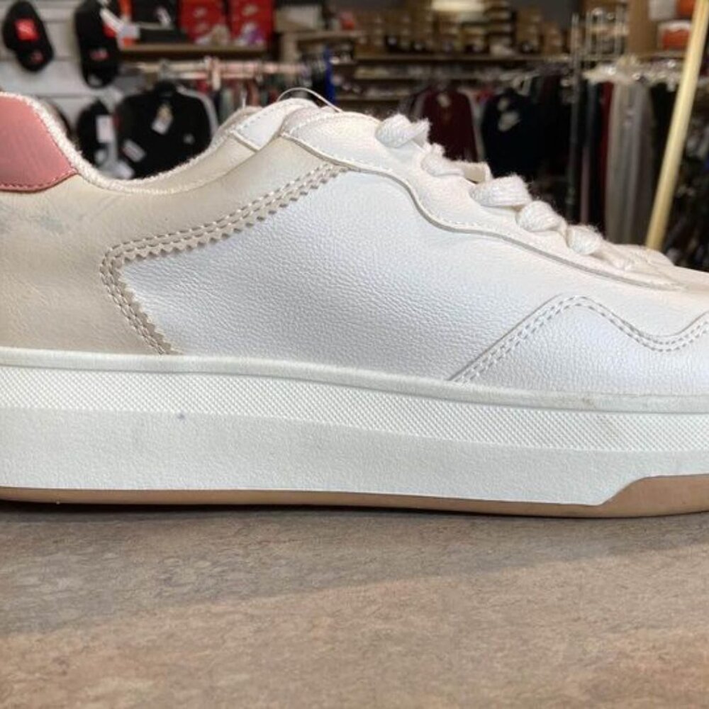 Universal Thread Women’s Sneaker